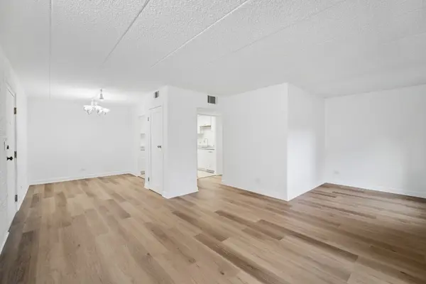 3852 S Parkway DR #1E, Northbrook, IL 60062