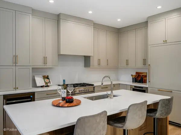 1821 N Kimball AVE #1F, Chicago, IL 60647