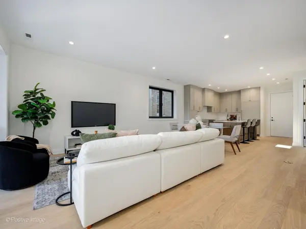 1821 N Kimball AVE #1F, Chicago, IL 60647