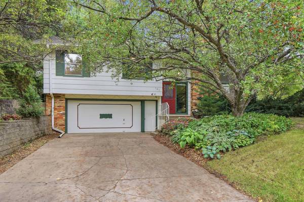 141 Oakwood DR, New Brighton, MN 55112