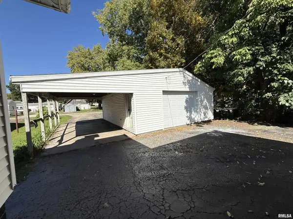 1127 E CHESTNUT ST, Canton, IL 61520