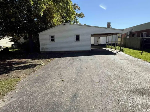 1127 E CHESTNUT ST, Canton, IL 61520