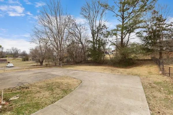 115 W Park Dr, Clarksville, TN 37043