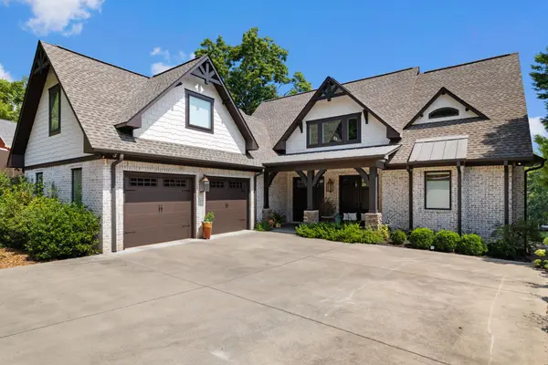 638 Pinegrove Dr, Muscle Shoals, AL 35661