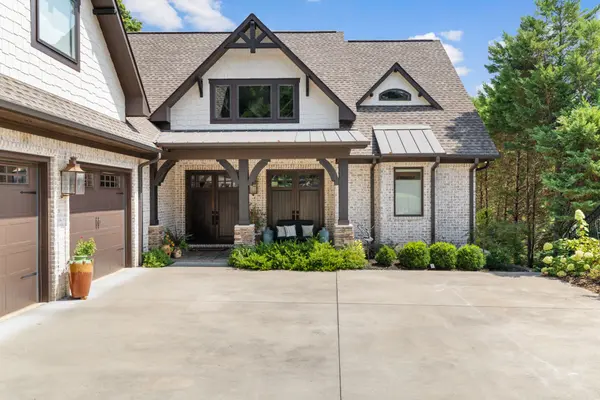 638 Pinegrove Dr, Muscle Shoals, AL 35661