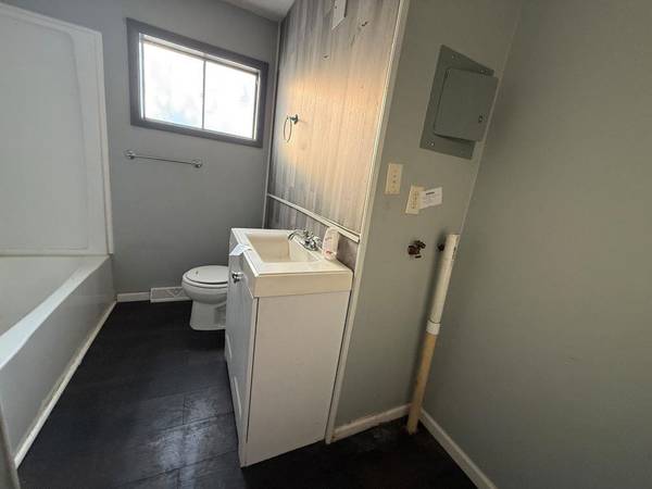 422 S Wire Ave, Haysville, KS 67060