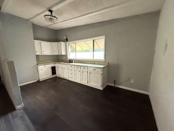 422 S Wire Ave, Haysville, KS 67060