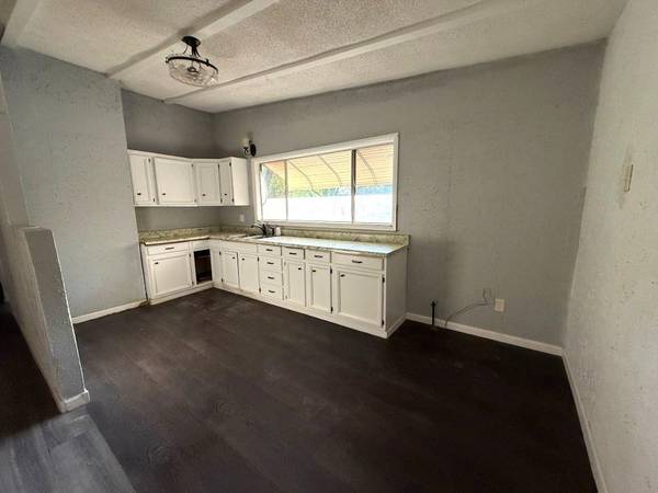 422 S Wire Ave, Haysville, KS 67060