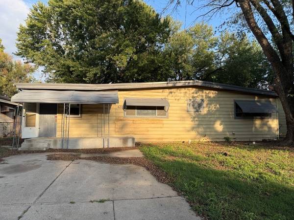 422 S Wire Ave, Haysville, KS 67060