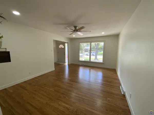 1956 SW Navajo LN, Topeka, KS 66604
