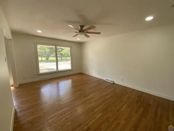 1956 SW Navajo LN, Topeka, KS 66604