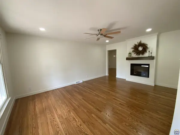 1956 SW Navajo LN, Topeka, KS 66604