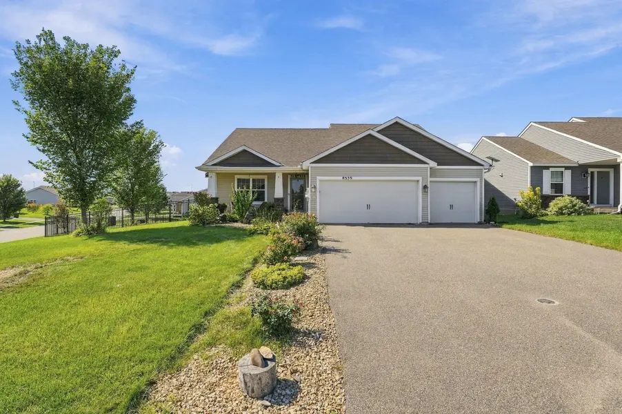 8539 Titanium CIR, Woodbury, MN 55129