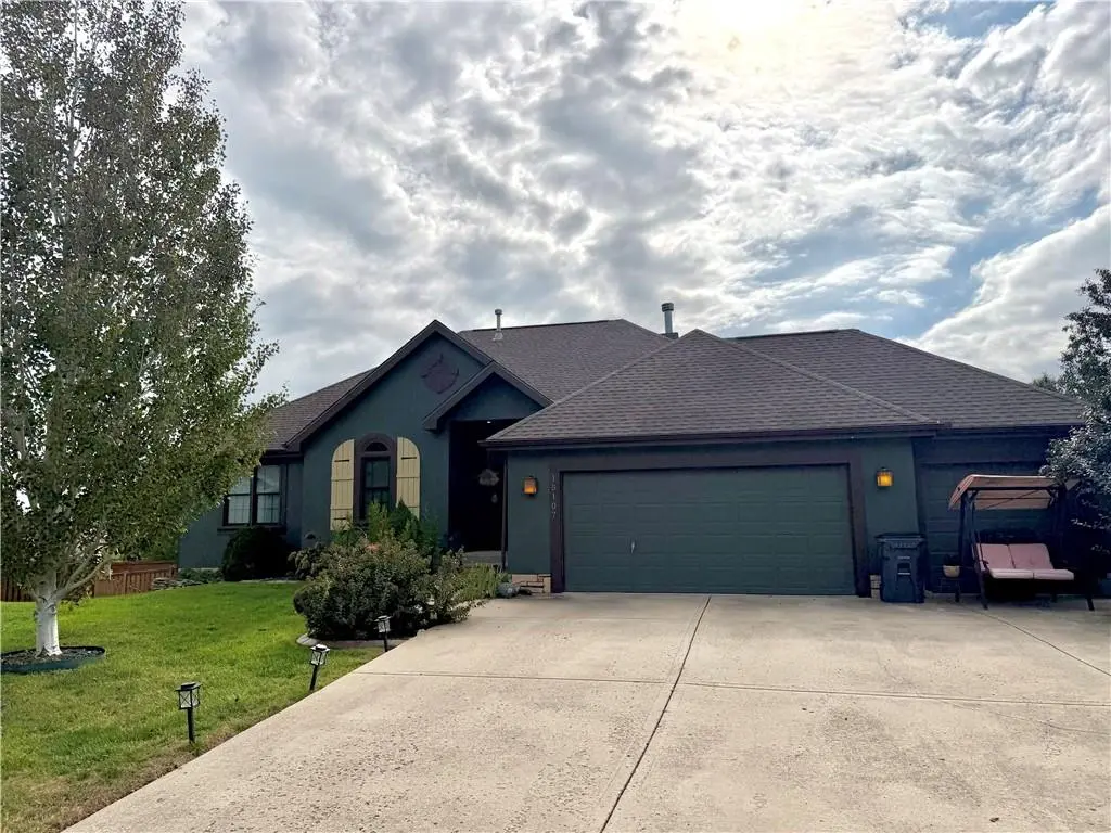 15107 W 154th TER, Olathe, KS 66062