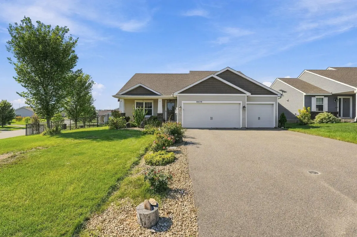 8539 Titanium CIR, Woodbury, MN 55129