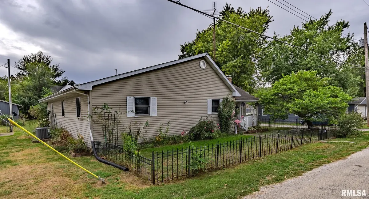 115 W NORTH ST, Girard, IL 62640
