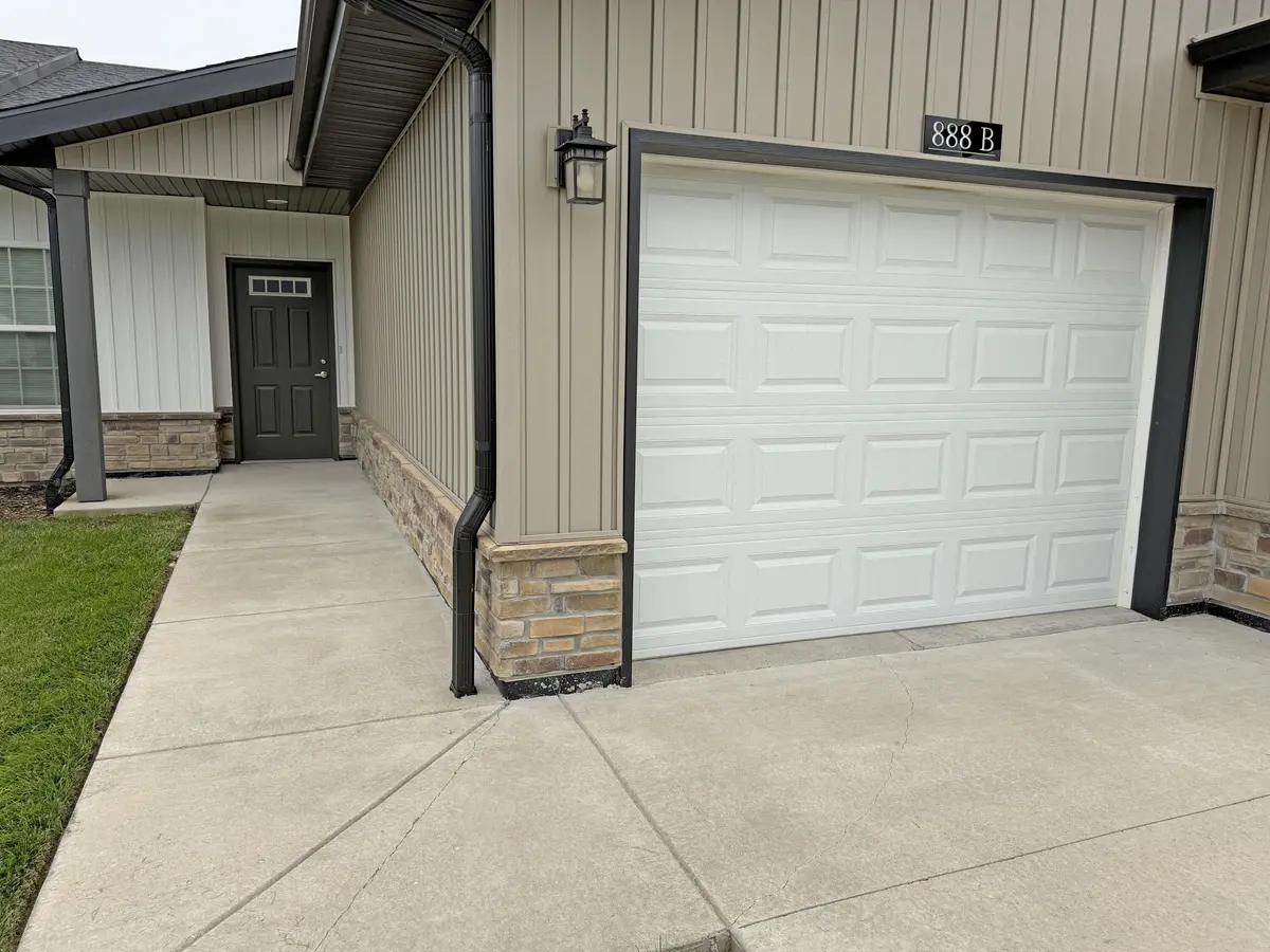 888b W Logan ST, Rogersville, MO 65742