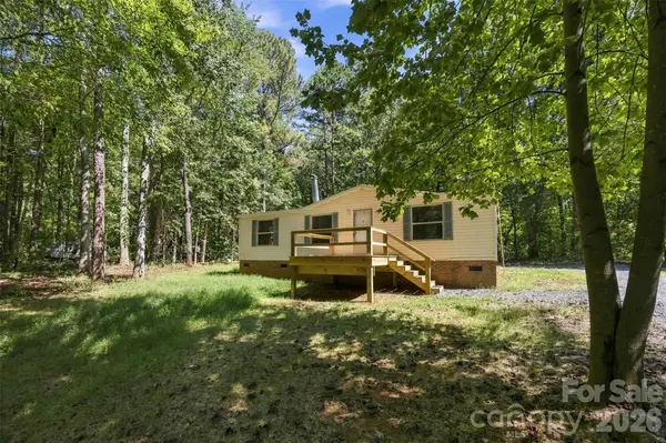 1325 Smith Woods LN, Hickory Grove, SC 29717