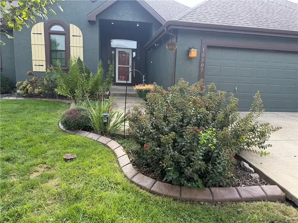 15107 W 154th TER, Olathe, KS 66062