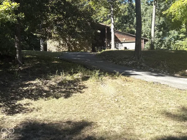 1018 Wildwood LN, New Albany, IN 47150