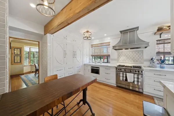 327 Selborne RD, Riverside, IL 60546