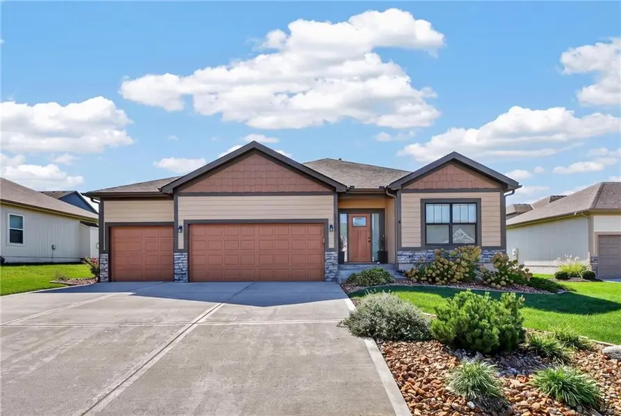 13755 NW 75th ST, Parkville, MO 64152
