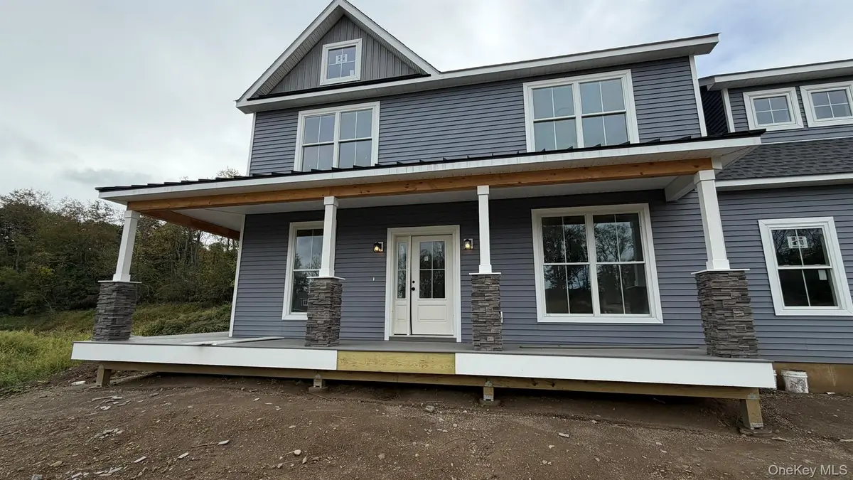 24 Sunset LN, New Hampton, NY 10958
