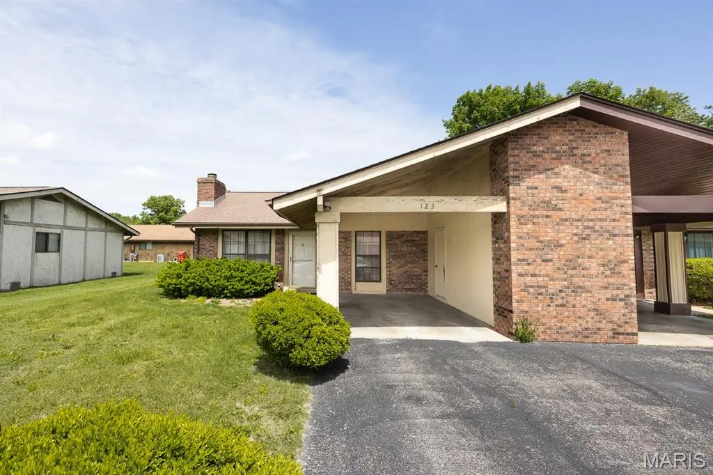 123 Chase Park DR, Belleville, IL 62226