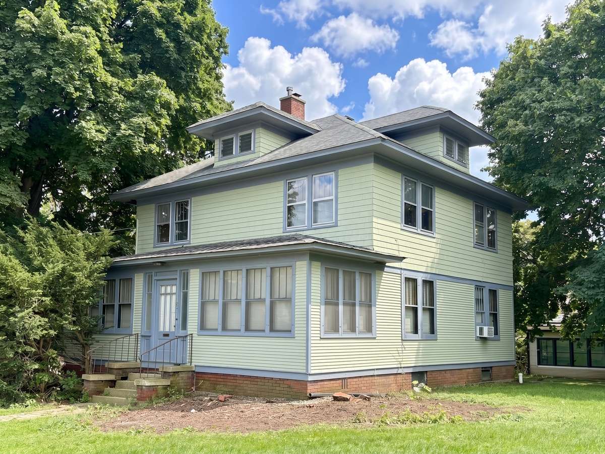 204 E South ST, Woodstock, IL 60098