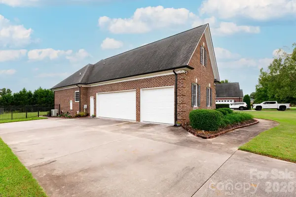7060 Bovine LN, Harrisburg, NC 28075