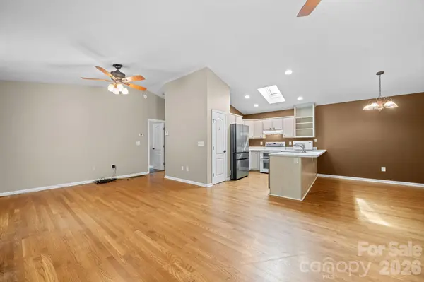 80 Hidden Bluff LN, Horse Shoe, NC 28742