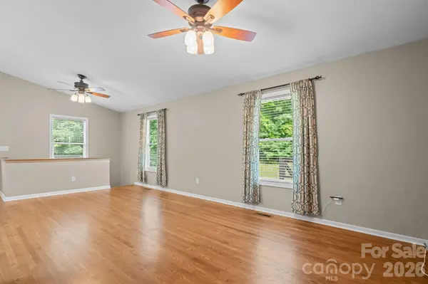 80 Hidden Bluff LN, Horse Shoe, NC 28742