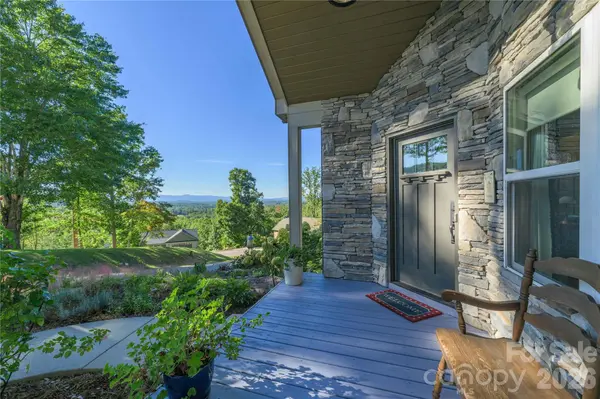 18 Herron View LN, Weaverville, NC 28787