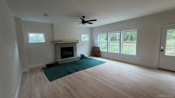 24 Sunset LN, New Hampton, NY 10958