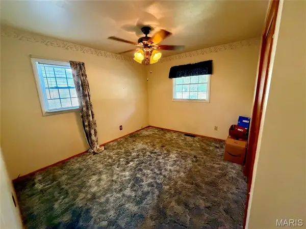 1000 Rogers LN, Florissant, MO 63033