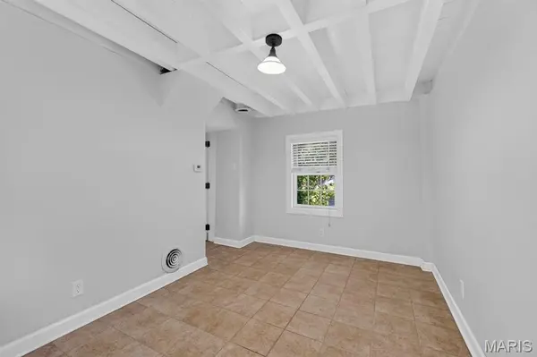 933 S Central AVE, Clayton, MO 63105