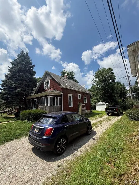 442 W division, Decatur, IL 62522