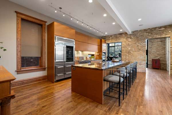 1646 N Leavitt ST, Chicago, IL 60647