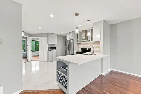 700 N Briar Hill LN #5, Addison, IL 60101