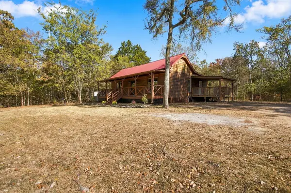 3561 Tobe Robertson Rd, Columbia, TN 38401