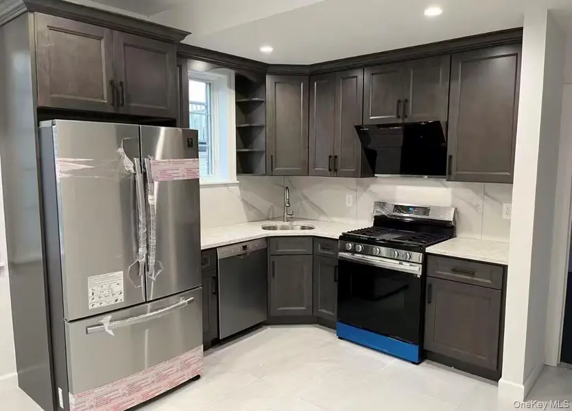 6139 231st ST, Oakland Gardens, NY 11364