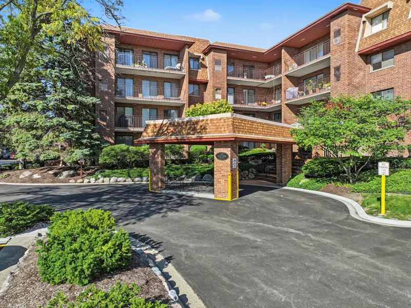 101 Old Oak DR #215, Buffalo Grove, IL 60089