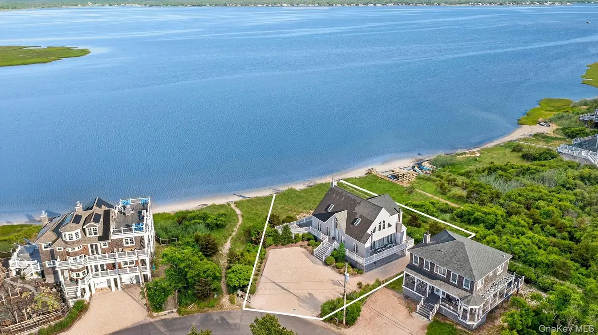 8 Dune LN, Westhampton Dunes, NY 11978