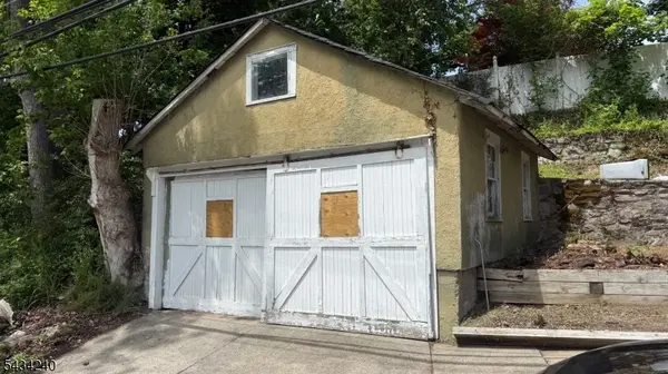 62 Madison St, Newton Town, NJ 07860