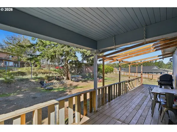 1589 SEAGATE AVE, Coos Bay, OR 97420