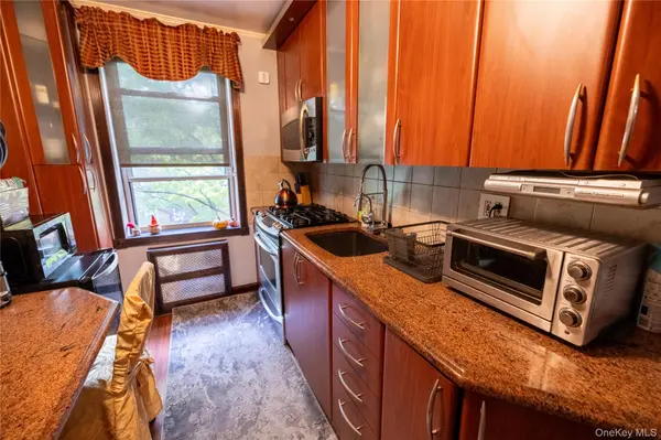 120-10 85th AVE #5H, Kew Gardens, NY 11415