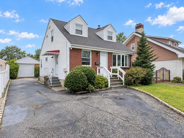 145 Westbury AVE, Mineola, NY 11501