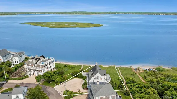 8 Dune LN, Westhampton Dunes, NY 11978