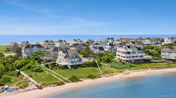 8 Dune LN, Westhampton Dunes, NY 11978