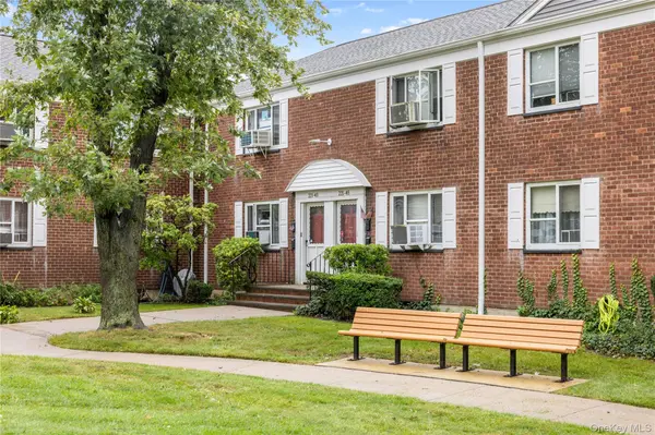 221-43 Manor RD #(Upper) 1613, Queens Village, NY 11427